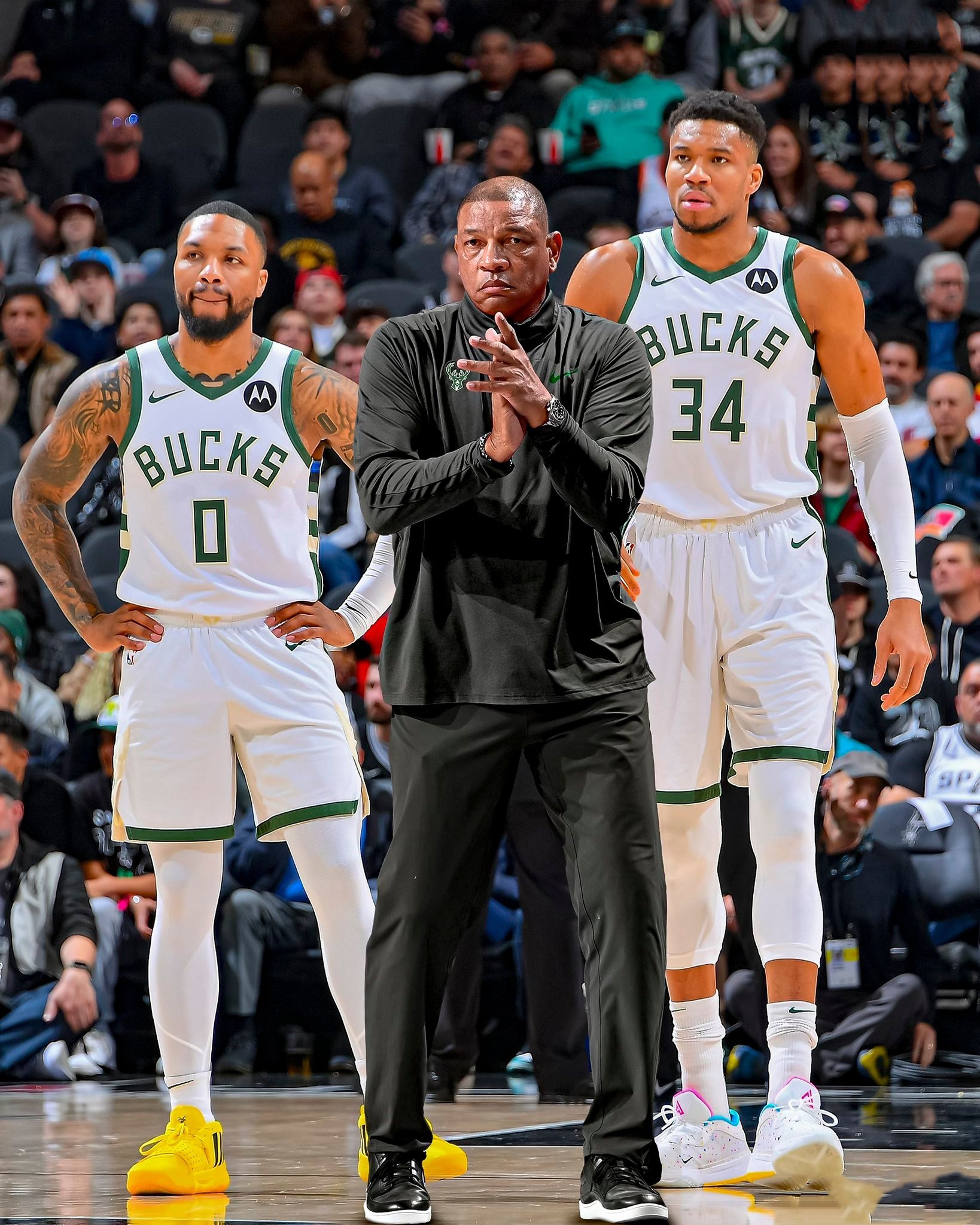 爱游戏体育-字母哥遭遇二十持续失利，DWG教练压力巨大！全场沸腾不已-爱游戏体育