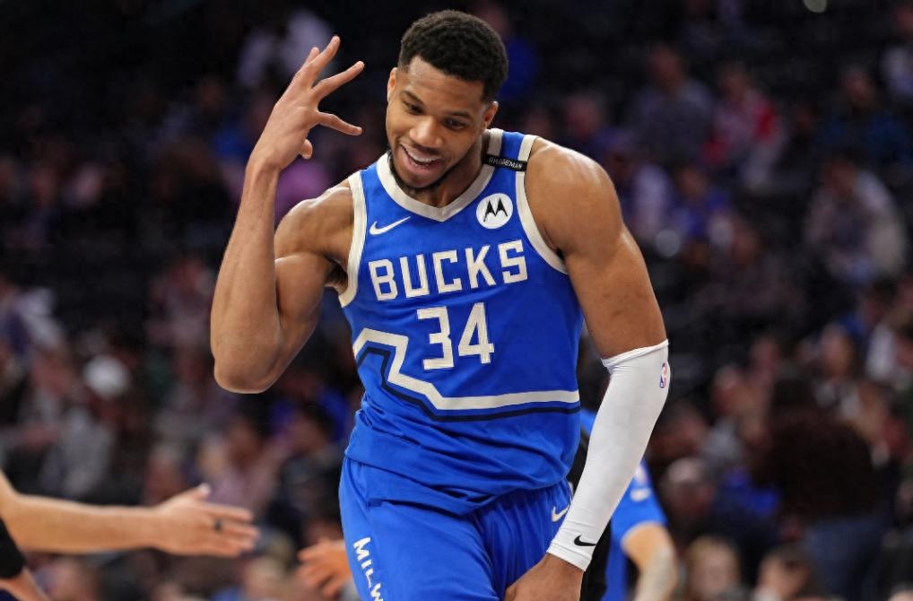 爱游戏体育-日本队带队取胜！，字母哥重要时刻比赛局势复杂观众掌声雷动-爱游戏体育